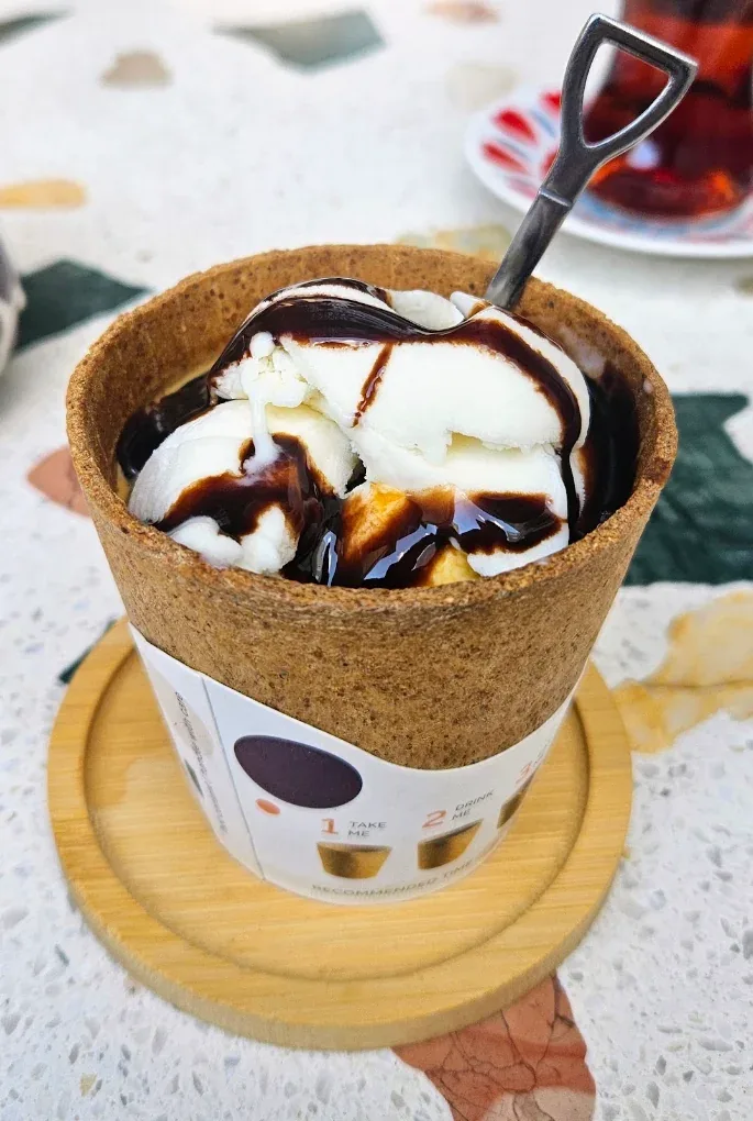Yenilebilir waffle kupada affogato