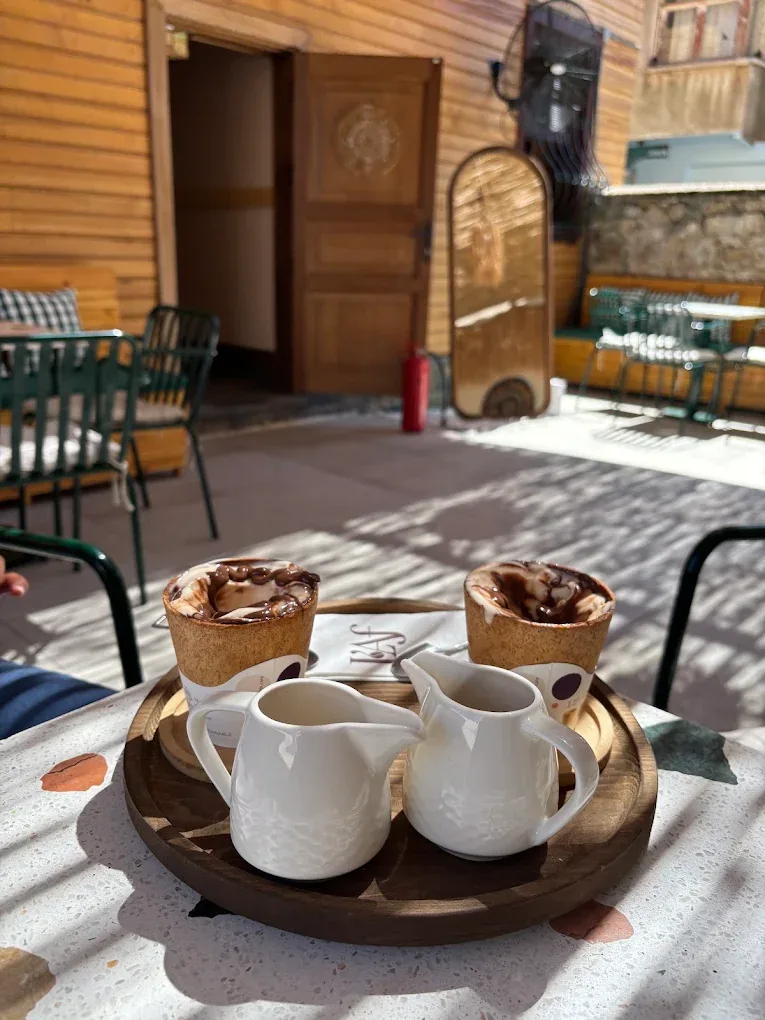 Avluda iki affogato