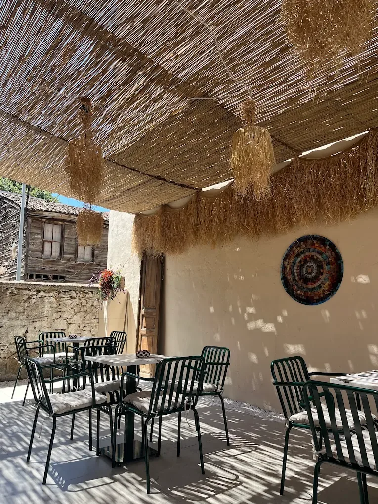 Hasır gölgelikli teras